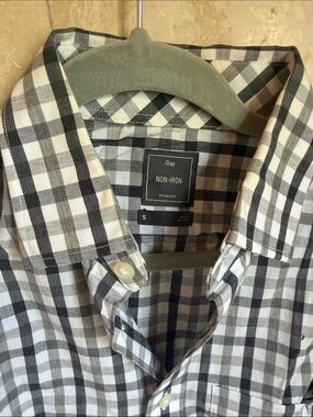GAP Men’s Black and White Check Button-Down Shirt size S
